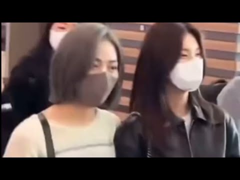 Ryujin and Yeji walking in the airport like a couple👩‍❤️‍👩