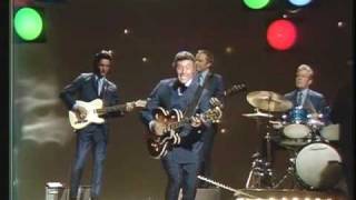 Johnny Cash Show: Carl Perkins - Blue Suede Shoes (HQ)