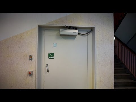 Original 1973 Siemens traction elevator @ Lokalcenter Gellerup, Aarhus, Denmark