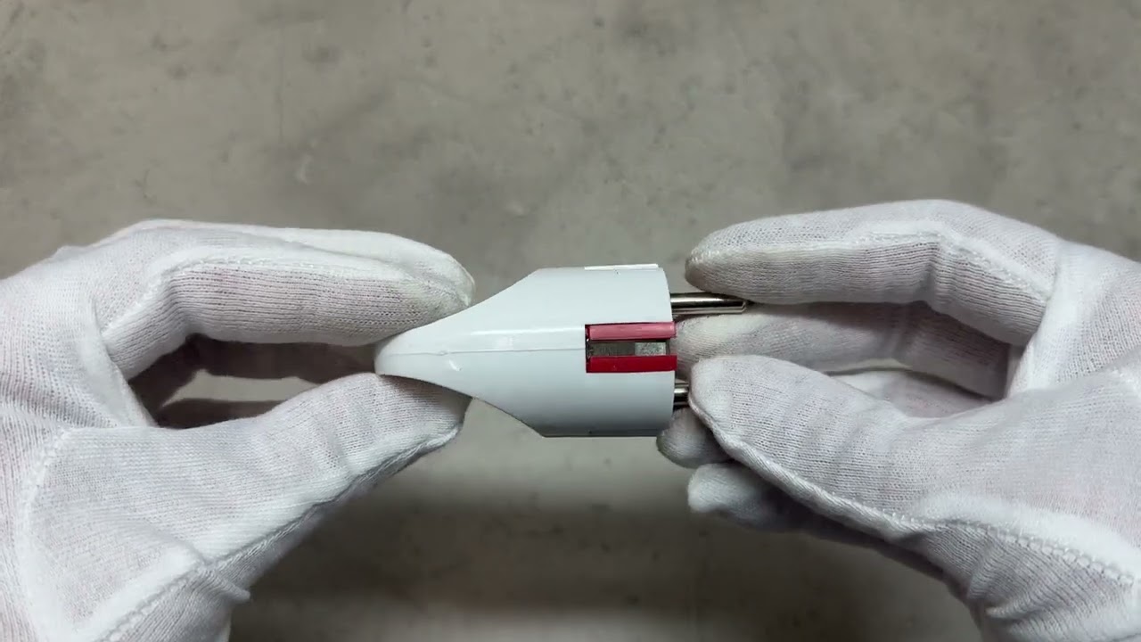 Вилка кутова LUXEL 1011 із заземленням та вушком біла