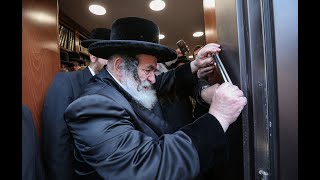 הרבי מויז'ניץ במעמד קביעת מזוזה ל'היכל התורה' במירון | Viznitz Rebbe