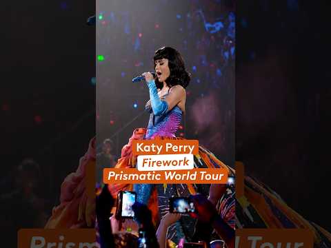 The Prismatic World Tour : Katy Perry chante son tube « Firework »