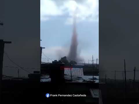 Así se vio el tornado que cruzó Alquízar en plena lluvia