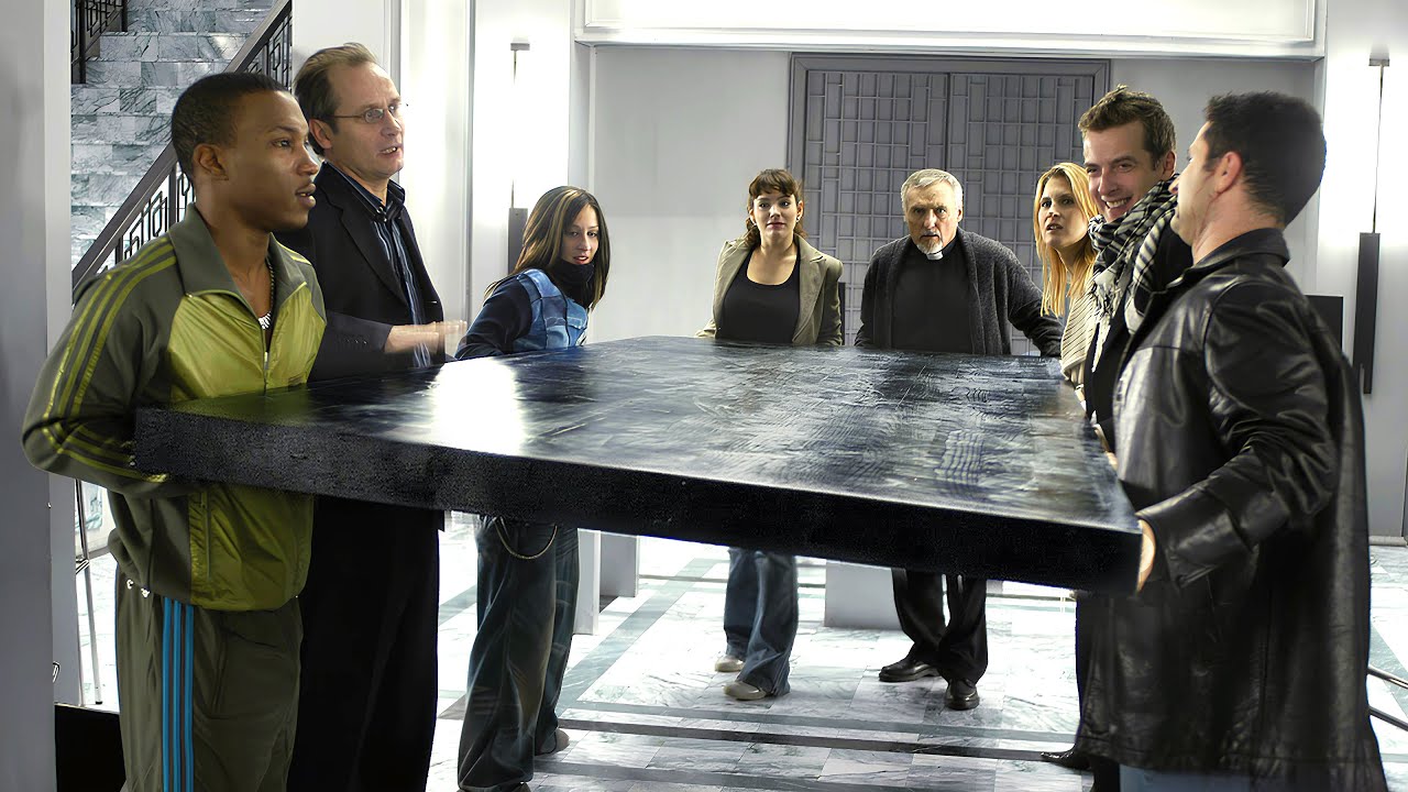 The First to Let Go of the 10-Ton Slab Will Die, Only One Survives