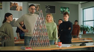 Szymon, Zośka, Olek, Tomek i Majka rozpoczynają swoją studencką przygodę na WNPiD. Nieśmiało rozglądają się za tym, co na nich czeka. Nie wiedzą jeszcze, że to miejsce pozwoli im rozwinąć swoje możliwość w wielu kierunkach. A jaki Ty obierzesz?