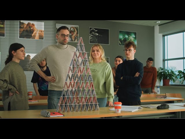 Szymon, Zośka, Olek, Tomek i Majka rozpoczynają swoją studencką przygodę na WNPiD. Nieśmiało rozglądają się za tym, co na nich czeka. Nie wiedzą jeszcze, że to miejsce pozwoli im rozwinąć swoje możliwość w wielu kierunkach. A jaki Ty obierzesz?