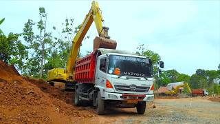 Aktivitas Excavator Alat berat Truk Dump Menggali Jalan Baru Di Pegunungan
