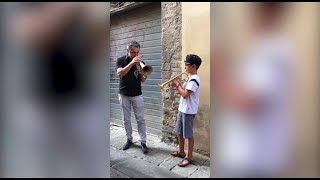 Quando il jazz non ha limiti, Paolo Fresu duetta con un bimbo per strada ed è subito magia