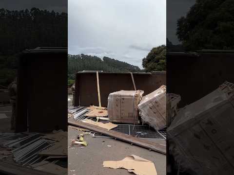 Caminhão tomba no Contorno Viário de Seara e motorista perde a vida