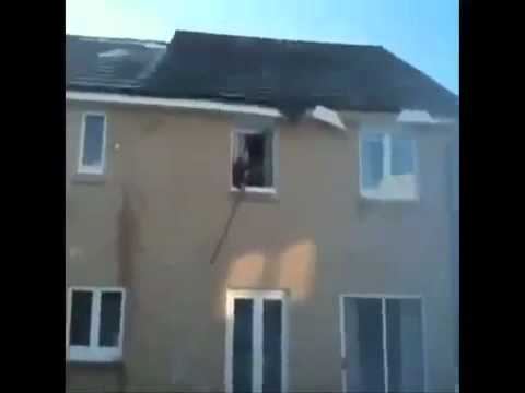 Dziadek strąca sople z dachu.