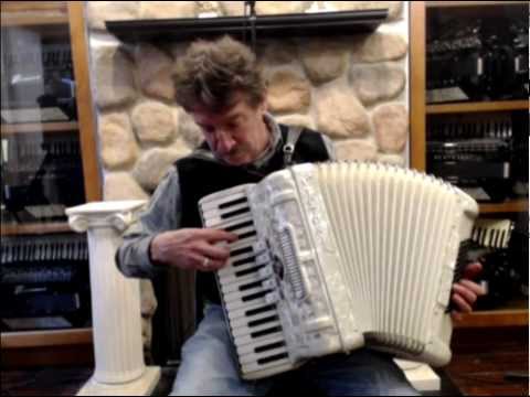 1535 - Snow White Victoria LMM 72 $1995