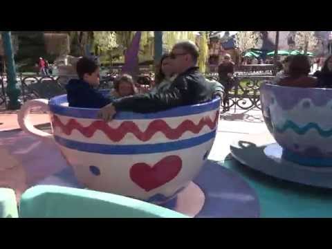 Video de la atracción Mad Hatter's Tea Cups en Disneyland Paris en alta definición, mostrando la emoción y el movimiento de las tazas.