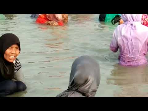 Lomba ngala lamis di pantai ciheru.
