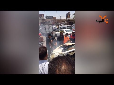 شاهد بالفيديو.. شباب البصرة يتسابقون لاطفاء سيارة محترقة #المربد