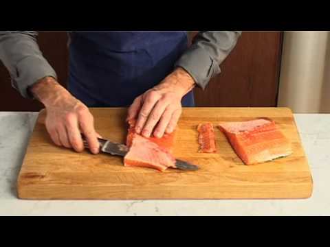 Fiskskolan - Så tar du bort ben och skinn på en bit lax