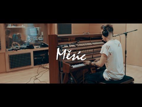 VOJTA D  - Měsíc (Official video)