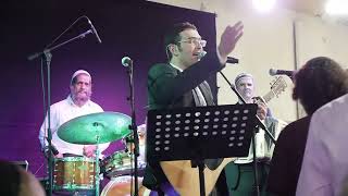 אבי הס והלהקה בחתונה (היוצר אבי הס) - התמונה מוצגת ישירות מתוך אתר האינטרנט יוטיוב. זכויות היוצרים בתמונה שייכות ליוצרה. קישור קרדיט למקור התוכן נמצא בתוך דף הסרטון