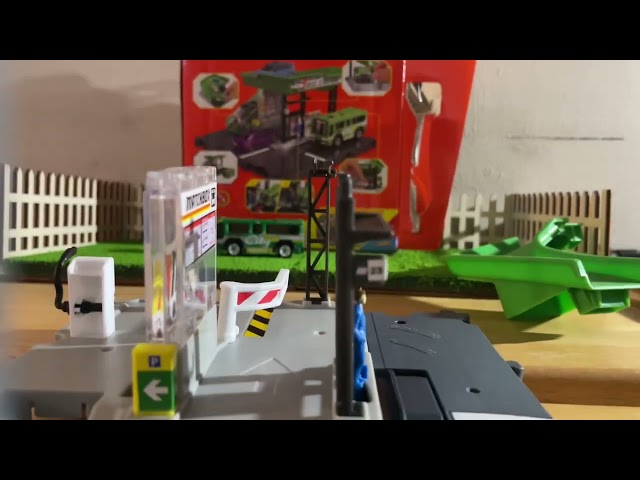 Vídeo relacionado con Matchbox Estación de autobús Pista para Coches de Juguete Incluye 1 vehículo, Regalo para niños +3 años (Mattel HDL08)