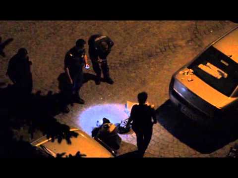 Скандално: Полицаи ритат седящ на тротоара мъж