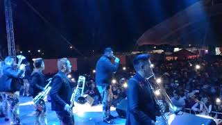 Con La Mano En La Biblia - Banda Clave Nueva