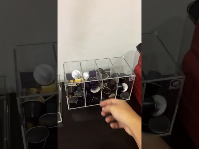Vídeo relacionado con MOLEDINO Dispensador Capsulas Cafe Pared para Nespresso Original 30 Cáps, Adhesivo & Magnético Acrílico Soporte Porta Guardar Capsulas Organizador para Armario, Frigo(Transparente & Negro)