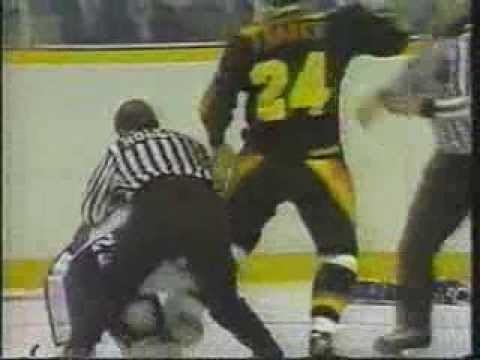 Curt Fraser KO's Dave Farrish