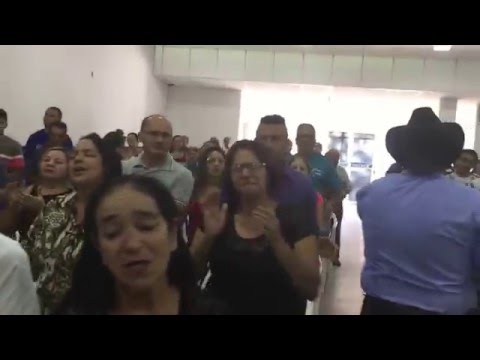 JEFFERSON MACÊDO CANTA CANÇÃO PODER DE FILHO  NA IGREJA MUNDIAL DO PODER DE DEUS