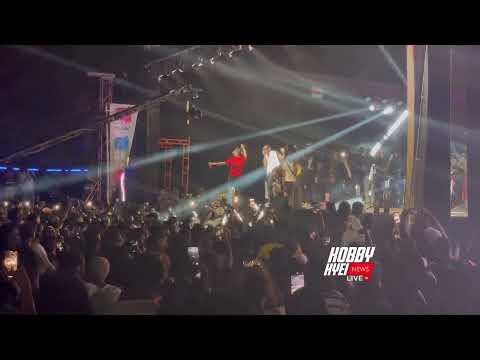 Ghanaians and Nigerians are human beings; Watch how R2bees introduced wizkid on stage