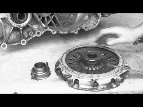 Mitsubishi Throw Out Bearing - How to release // Mitsubishi EVO 8 - EVO 9