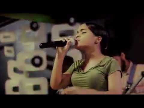 esta joven adora en espiritu tienes que ver.   Abigail Valentin TU ERES REY