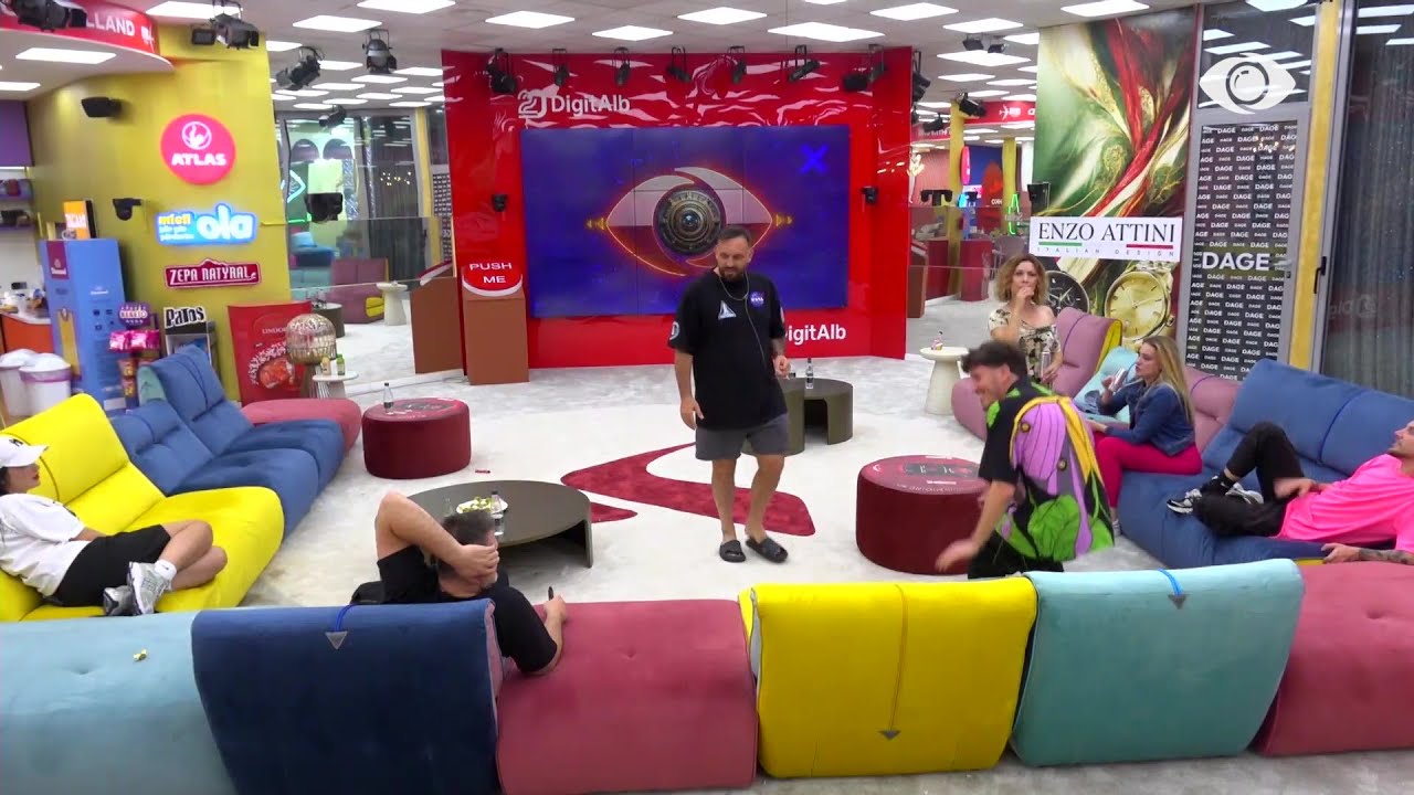 Banorët luajnë me pantomime, argëtohen me njëri-tjetrin