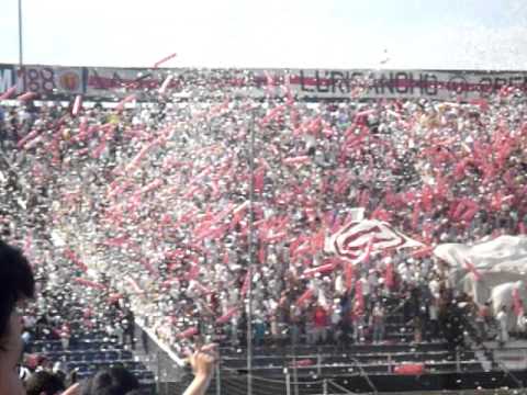 "clasico desde la cancha , salida de universitario" Barra: Trinchera Norte • Club: Universitario de Deportes