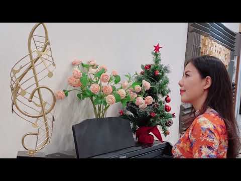 Thể hiện bởi Lệ Hồng