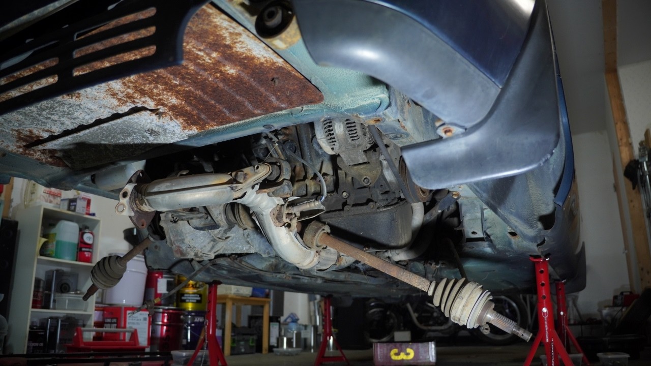 Drive shaft and steering rack removed, fuel tank refreshed - Restoration MR2 Ep. 3