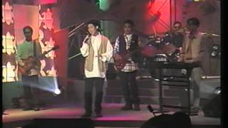 Download lagu Umbrella Retak Jangan Relai mp3