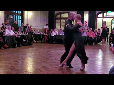 Claudio González y Aurora Lubiz bailan la milonga Ficha de Oro