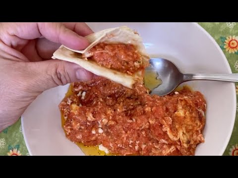 Huevos revueltos con tomate y queso feta (Kayanás)