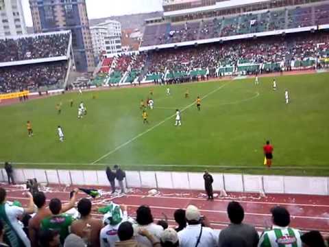 "Oriente Petrolero campeón 2010" Barra: Los de Siempre • Club: Oriente Petrolero