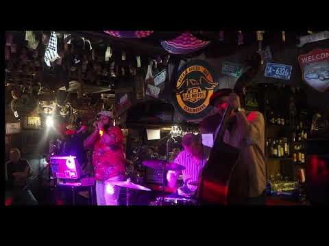 THE BLUE STOMPERS JUMP REVIEW – SHE AIN’T BEEN CHEATING del álbum NEVER GIVE UP!