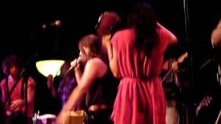 Thao + Mirah - Country of the Future