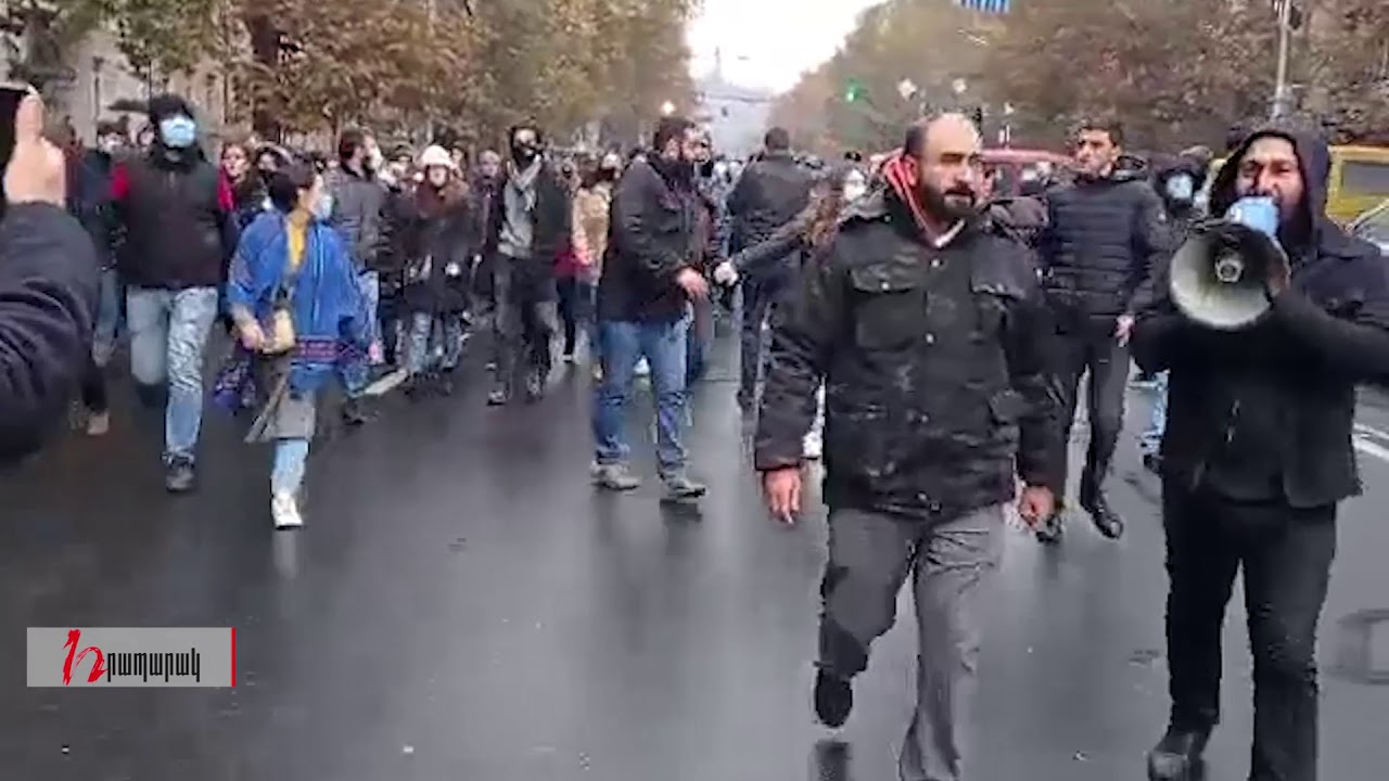 Ոստիկանությունը բերման է ենթարկում ցուցարարներին