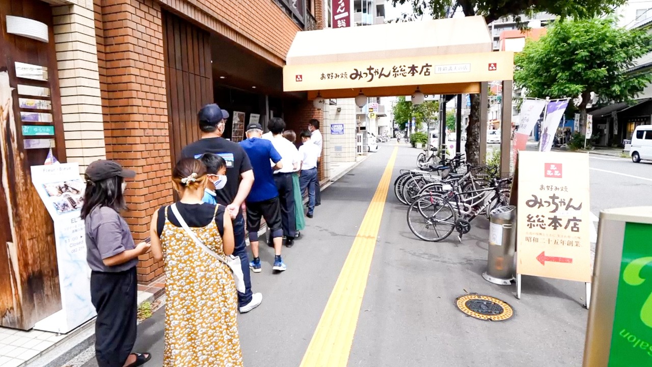 超高速のコテ捌き！大人気お好み焼きを求めて行列ができる鉄板焼き食堂に密着！