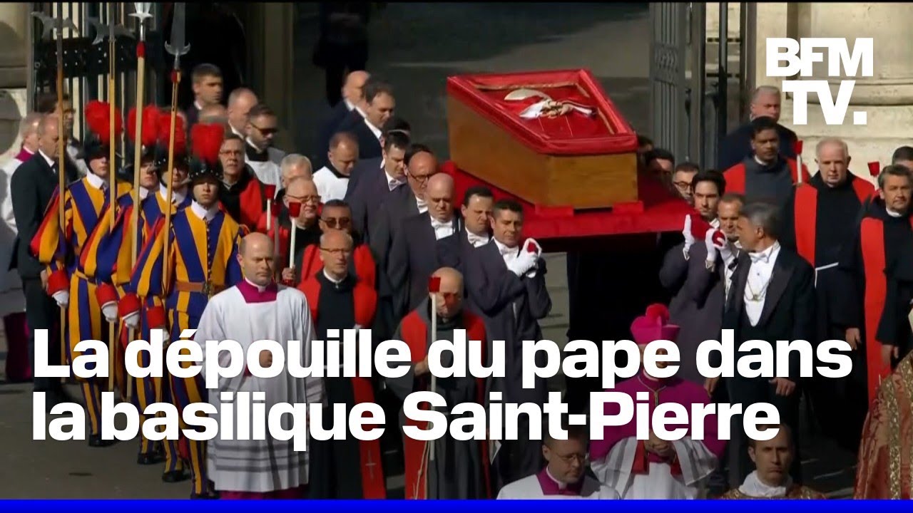 Mort du pape François: la procession du cercueil vers la basilique Saint-Pierre au Vatican