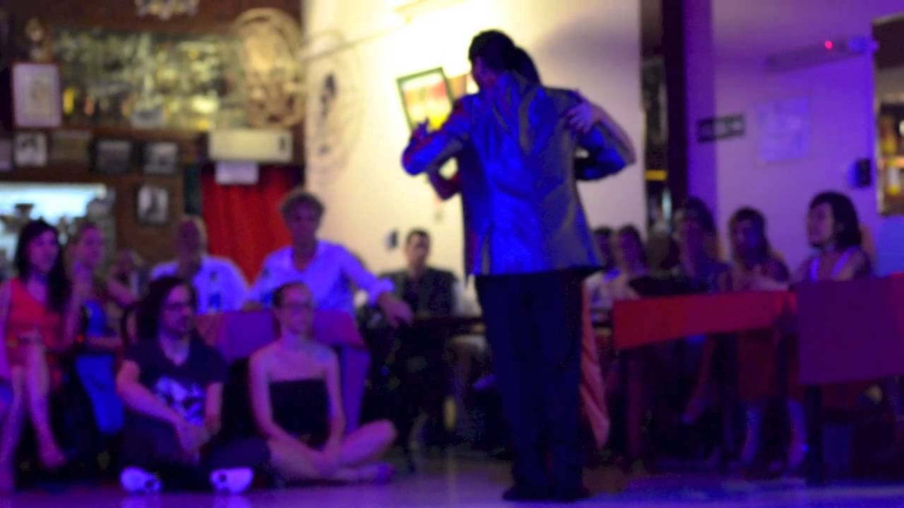 Paula Tejeda y Lucas Carrizo bailan "Campo Afuera"(Milonga)