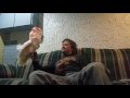 Un homme demande à son perroquet s'il l'aime. Maintenant, attendez bien de découvrir sa réponse tout simplement hilarante!