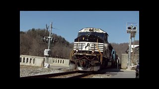 preview picture of video 'Norfolk Southern Manifest Freight Passses Town of Marshall'