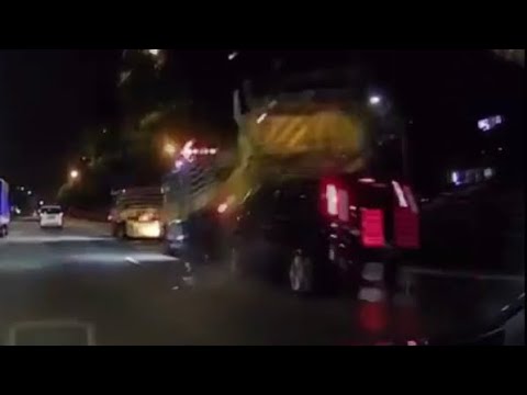 13march2018 mpv crash onto roadwork barriers on the expressway
