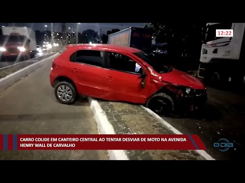 Carro colide em canteiro central ao tentar desviar de moto na Av Henry Wall de Carvalho 12 07 2022