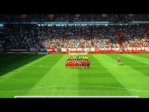 Fc Twente Roda Jc. opkomst spelers met een moment stilte