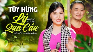 Download lagu Tuỳ Hứng Lý Qua Cầu - Bùi Thuý ft Chiến Thắng 🔥 Màn Song Ca Say Đắm Lòng Người | MV 4K mp3